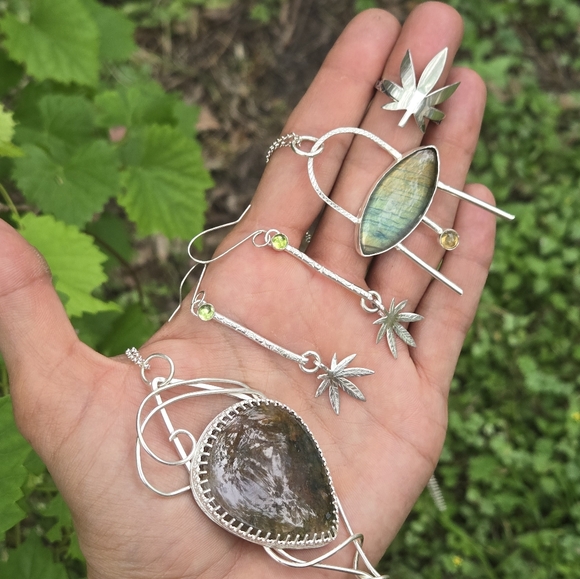 Weed leaf ring - Picture 3 of 3